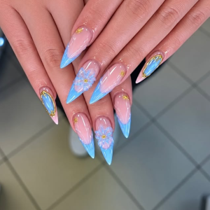 baby-blue-glamour-nails-das-himmelblaue-stiletto-design-mit-3d-blten-und-golddetails