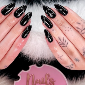 schwarze-chrome-stiletto-ngel-mit-silbernen-linien-das-perfekte-dark-glam-nail-design