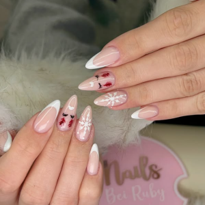 weihnachten-2025-ngel-elegantes-winter-design-mit-french-white-schneeflocken-rentier-motiv-nails-bei-ruby-rostock