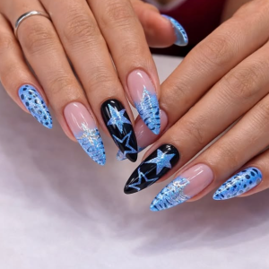 blau-trifft-glamour-extravagantes-stiletto-nageldesign-mit-sternen-glitzer-und-maritimem-flair
