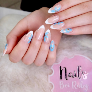 nageldesign-in-sanftem-blau-mit-elegantem-french-look-ruby-nails-rostock