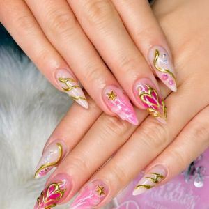 royal-pink-love-ngel-mit-goldenen-ornamenten-in-rostock-luxurise-princess-nail-art-bei-ruby-nails