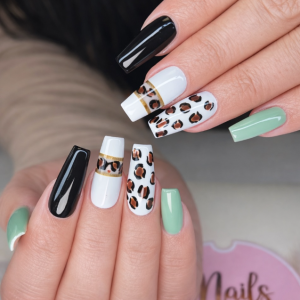 urban-jungle-chic-schwarze-weie-und-salbeigrne-ngel-mit-modernem-leo-design