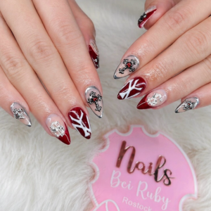 dark-red-gothic-cross-ngel-dramatische-eleganz-mit-silber-kreuzmotiven-und-glas-effekt