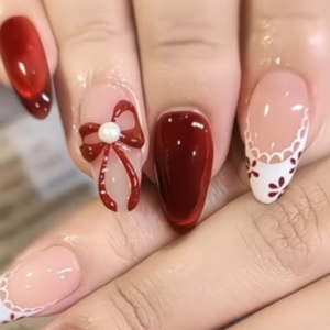 elegantes-nageldesign-in-bordeaux-rot-nude-luxurise-gel-ngel-mit-schleifen-detail