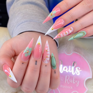 pastell-trume-in-rosa-salbei-exklusives-stiletto-nageldesign-mit-floralen-akzenten-2026