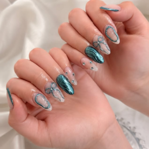 trkisblaue-eleganz-in-flssiger-form-wenn-chromglanz-schleifen-und-kristalle-zu-einem-modernen-meisterwerk-verschmelzen