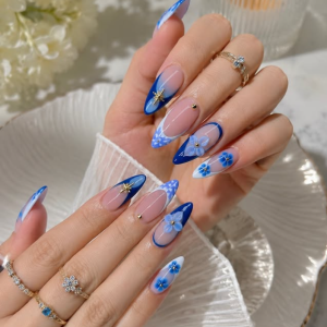 blaue-bltenpoesie-auf-glnzendem-porzellan-wenn-kobaltblau-zarte-blumen-und-goldene-lichtpunkte-zu-einem-zeitlosen-meisterwerk-der-nail-art-werden