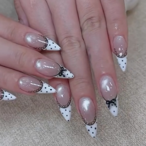 elegante-polka-dot-french-nails-mit-schwarzer-spitzenlinie-luxurises-nageldesign-im-high-fashion-stil-2025