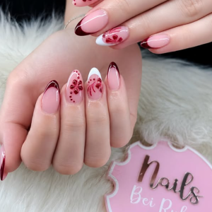 burgunderrot-french-nails-mit-floralem-design-die-perfekte-verbindung-von-klassik-und-moderner-nail-art