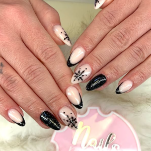 elegante-winter-weihnachtsngel-in-nude-und-schwarz-modernes-nageldesign-2025
