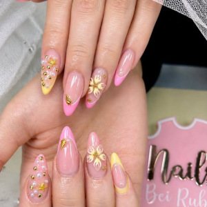 pastell-rosa-gelngel-mit-blumen-strass-und-farbverlauf-femininer-luxus-nageltrend-2026