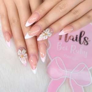 elegante-babyboomer-french-ngel-mit-3d-blumen-zeitloses-braut-und-luxus-nageldesign-2026