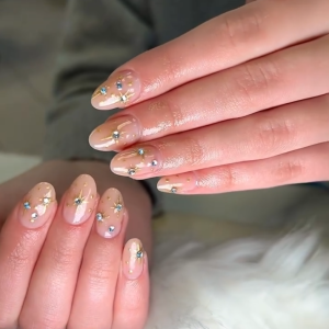 short-nude-nails-mit-goldflakes-kristallakzenten-zeitlose-eleganz-neu-interpretiert-bei-ruby-nails