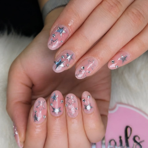 silberne-star-nails-das-perfekte-glamour-nageldesign-mit-sternen-glanz-und-moderner-eleganz