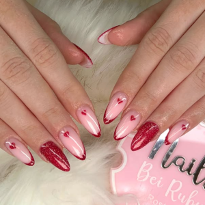 valentinstag-nageldesign-2026-rosa-mandel-ngel-mit-roter-french-spitze-herz-details-glitter