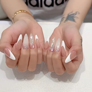 elegante-neujahrsngel-2026-zeitlose-french-nails-mit-glamour-fr-einen-stilvollen-start-ins-neue-jahr