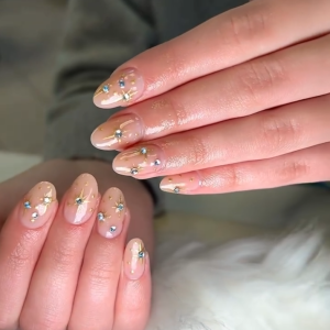 elegante-nude-ngel-mit-kristallakzenten-der-nageltrend-2026-fr-einen-stilvollen-neuanfang