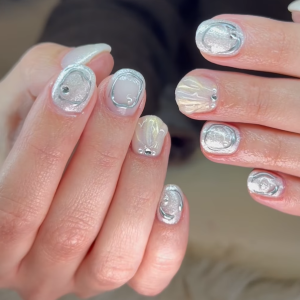 silberne-chrome-ngel-2026-futuristisches-metallic-nageldesign-mit-3d-effekt