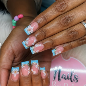 blumenzauber-in-babyblau-eine-romantische-nailart-kreation-mit-3d-blten-und-eleganter-french-spitze
