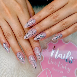 silberne-eleganz-in-rose-wenn-flssige-metalllinien-und-moderner-minimalismus-zu-einem-zeitlosen-meisterwerk-der-nail-art-werden