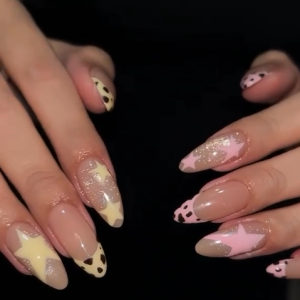 nude-almond-nails-mit-sternen-leo-akzenten-glitter-der-verspielte-luxury-nailtrend-bei-ruby-nails