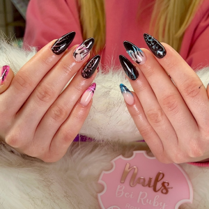 trendige-stiletto-ngel-mit-schwarz-nude-flame-design-der-ultimative-nail-art-look-fr-mutige-styles-2026