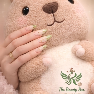 nageltrend-2026-sanfte-grntne-zarte-rosa-nuancen-und-verspielte-eleganz-fr-einen-glcklichen-jahresbeginn