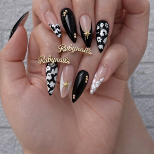 midnight-contrast-nails-2026-schwarzes-luxus-nageldesign-mit-nude-balance-gold-details-bei-rubynails-rostock