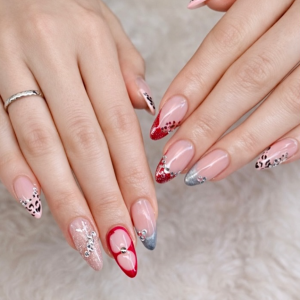 glam-mix-design-ngel-mit-rot-silber-und-leopard-print-in-rostock-exklusive-luxus-nail-art-bei-ruby-nails