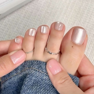 die-besten-short-shimmer-pedikre-trends-2025-in-rostock-ruby-nails-styles-ohne-termin