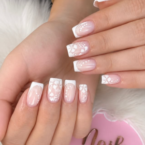 schwarze-glossy-almond-nails-mit-silbernen-star-linien-modernes-dark-glam-nageldesign-mit-luxuriser-ausstrahlung