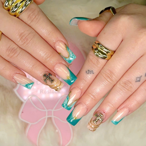 wenn-luxus-auf-charakter-trifft-emerald-french-nails-als-neuer-signature-trend-in-rostock