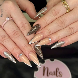 luxurises-stiletto-nageldesign-2025-nude-glitzer-chrom-der-groe-trendguide