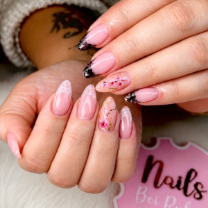 rose-nude-ngel-mit-schwarzen-spitzen-und-blumen-design-elegante-nail-art-mit-feinen-details-2026