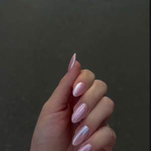 zarte-eleganz-in-rostock-das-ultimative-pearl-pink-nageldesign-2025