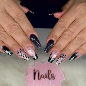 luxurises-winter-nageldesign-2025-schwarzer-glitzer-silber-leopard-elegante-snowflakes-ein-einzigartiger-look-von-ruby-nails-rostock