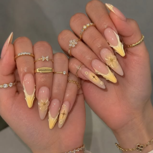 elegante-buttercream-nails-mit-3d-blten-ein-luxurises-nageldesign-voller-sanftheit-femininitt-und-zeitloser-eleganz