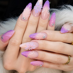 lavendeltrume-aus-licht-und-blten-wenn-zarte-violetttne-zu-einem-romantischen-meisterwerk-der-nail-art-werden
