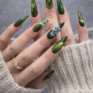 smaragdgrne-stiletto-ngel-mit-floralem-design-luxurise-nail-art-im-modernen-nature-glam-stil