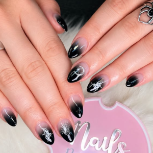 schwarze-ombre-nails-mit-filigranen-weien-motiven-als-exklusiver-trend-im-modernen-nageldesign