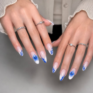 blaue-french-flower-nails-2026-elegantes-nageldesign-mit-floralen-details