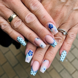 blaues-blumen-nageldesign-2026-elegante-square-nails-mit-french-spitze-floralen-motiven-und-modernen-dot-details