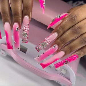 trend-2025-luxus-pink-nails-kreativitt-eleganz-und-selbstbewusstsein-mit-ruby-nails-rostock