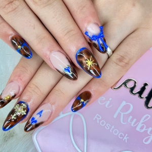 luxurises-nageldesign-bei-ruby-nails-rostock-brown-blue-glam