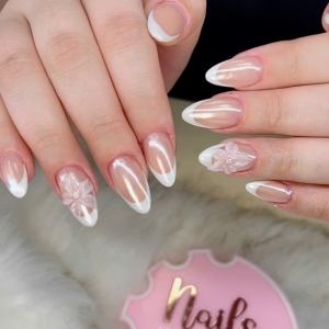 chrome-nails-mit-3d-blumen-der-zeitlose-trend-fr-stilbewusste-frauen