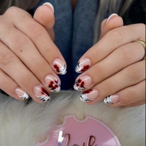 french-nails-mit-roten-blumen-schwarz-weien-details-das-ultimative-naildesign-2025