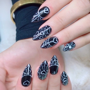 halloween-nail-art-2025-spinnennetze-schwarze-eleganz-bei-ruby-nails-rostock