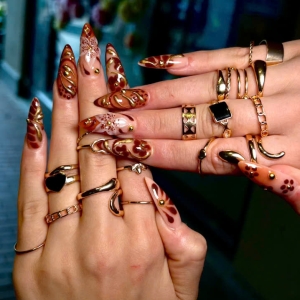 die-ultimative-inspiration-fr-gruselige-luxurise-und-kreative-ngel-halloween-nageldesign-2025