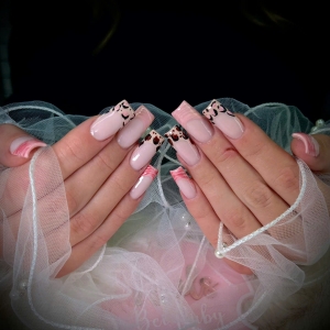 nageldesign-trends-2025-french-nails-im-animal-print-und-pink-waves-ein-modernes-kunstwerk-fr-feminine-eleganz